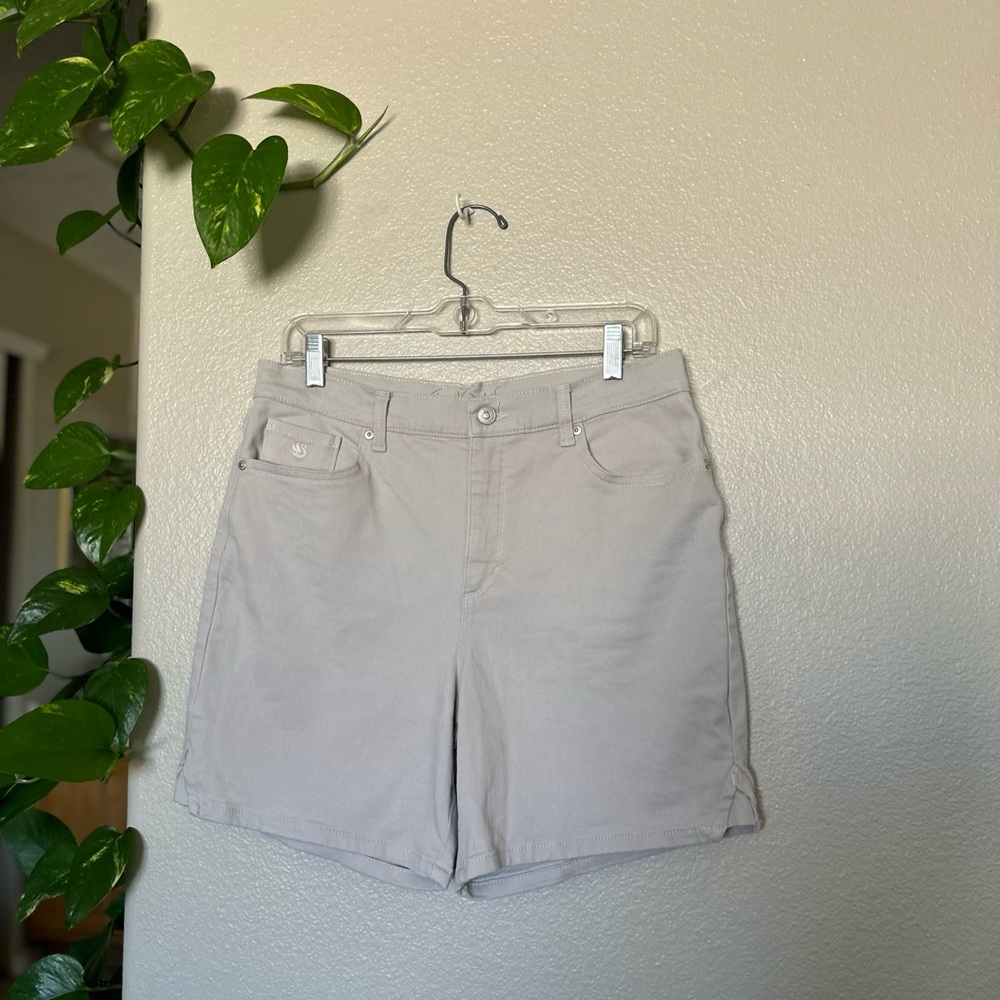 Gloria Vanderbilt Women's Cream Shorts